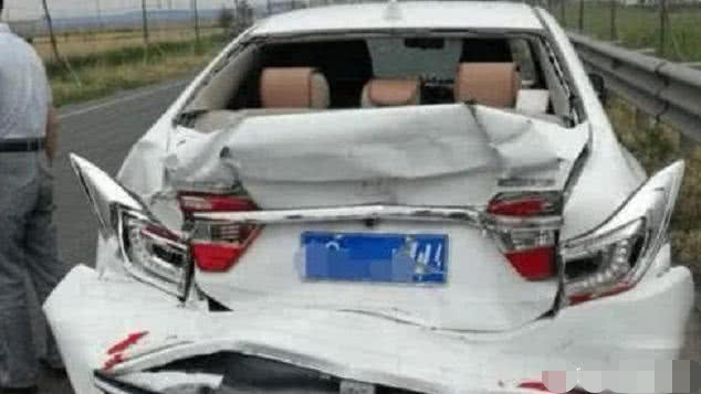 #汽车礁#一撞就碎“纸糊车”，车主呼吁离开中国，电动车都撞不过