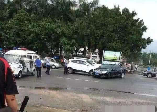 #汽车礁#一撞就碎“纸糊车”，车主呼吁离开中国，电动车都撞不过