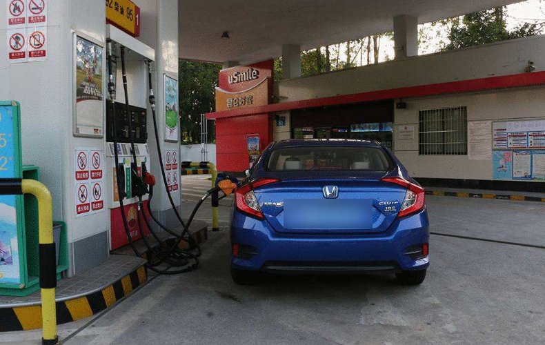 SUV有情报：私家车加200元汽油跑多少公里算省油？加油工说完，车主想骂人了