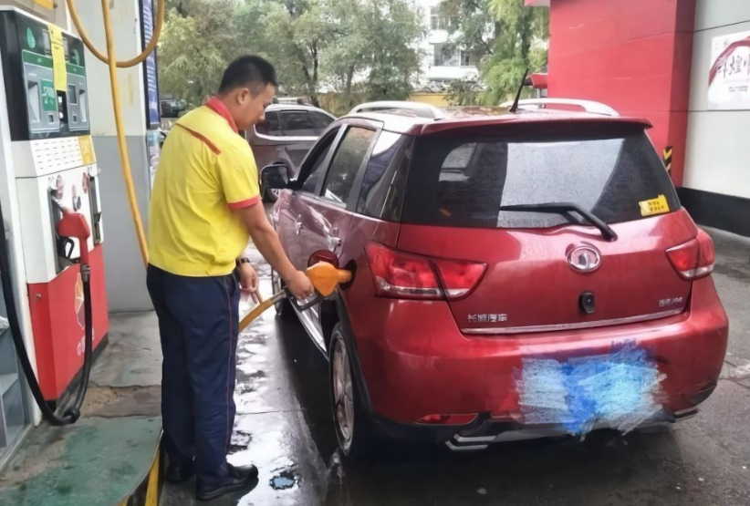 SUV有情报：私家车加200元汽油跑多少公里算省油？加油工说完，车主想骂人了