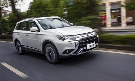 鄂尔多斯车生活：等红灯时 应该D档踩刹车 还是挂空挡？