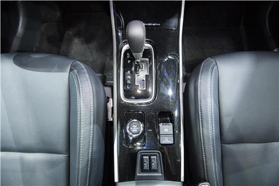 鄂尔多斯车生活：等红灯时 应该D档踩刹车 还是挂空挡？