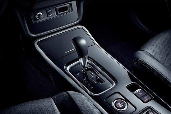 鄂尔多斯车生活：等红灯时 应该D档踩刹车 还是挂空挡？