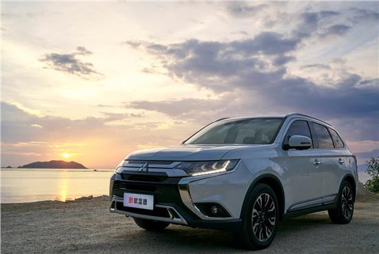 鄂尔多斯车生活：等红灯时 应该D档踩刹车 还是挂空挡？