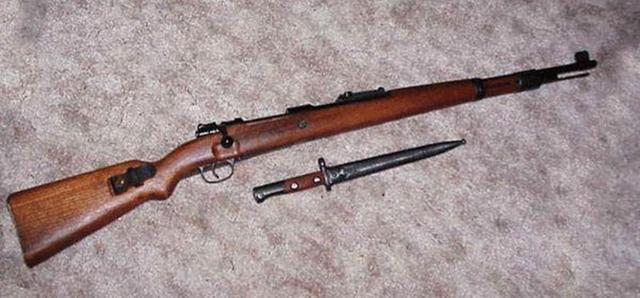 二战时的枪械都什么价？司登冲锋枪成本才11美元，M2重机枪最贵