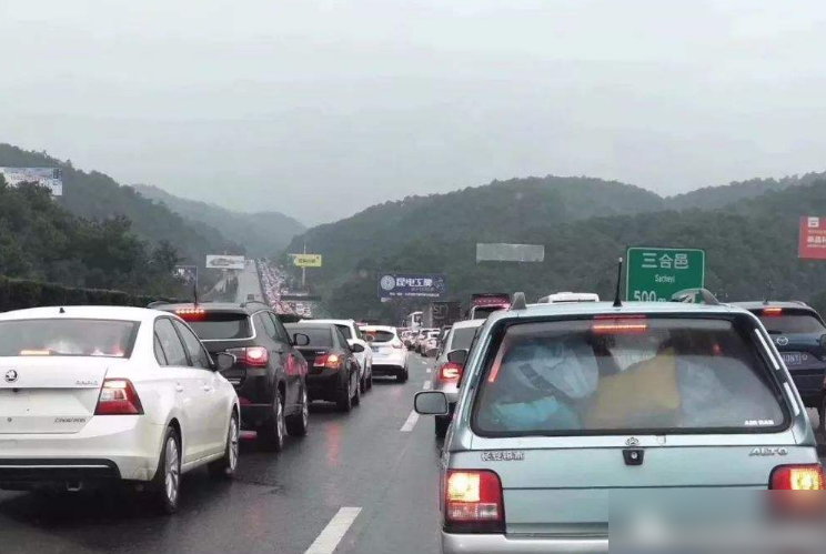 [SUV有情报]跑高速最忌讳做这4件事！9成车主都不懂，直到出事故才开始懊悔