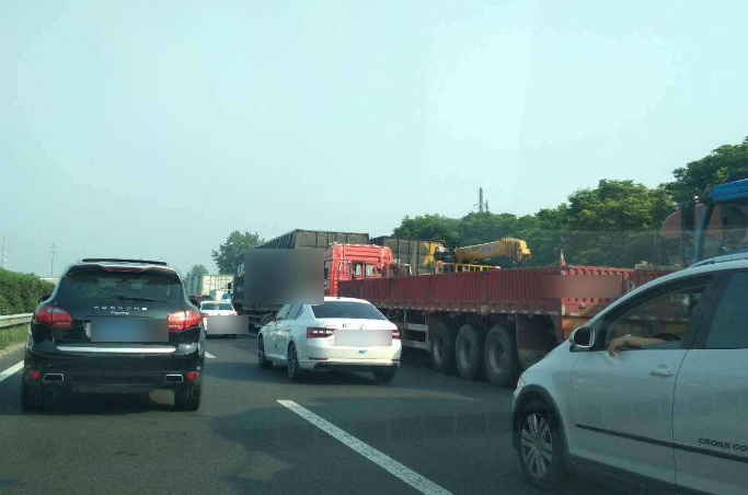 [SUV有情报]跑高速最忌讳做这4件事！9成车主都不懂，直到出事故才开始懊悔