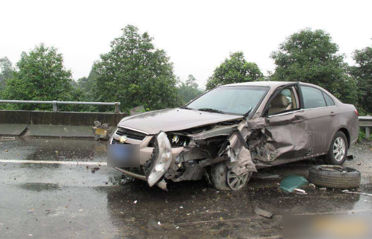 [SUV有情报]跑高速最忌讳做这4件事！9成车主都不懂，直到出事故才开始懊悔