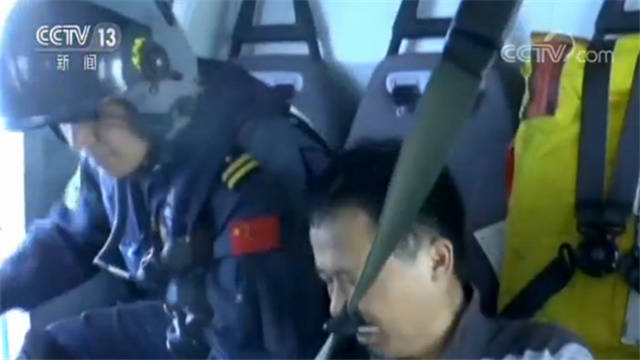直升机紧急救援！一名渔民腹痛难被送往医院