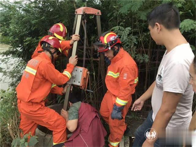 缅籍小伙掉进江边深井中 德宏姐告消防快速救援