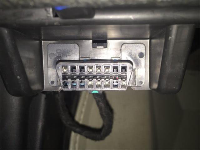 三石谈车@车上的这3个孔，老司机当成“宝贝”，新手却以为是个“垃圾”！