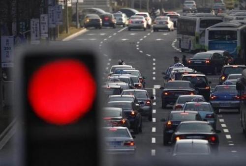 「汽车玩家秀」等红灯一直“踩刹车”对不对？内行人：老司机的操作，学着点