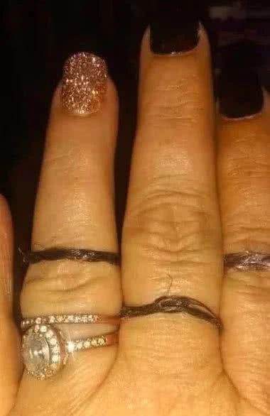 女子网上炫耀求婚戒指，网友看到后一片嘲笑