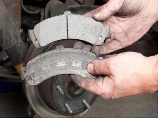 汽车之家■驾驶新手必看！这几个情况感觉换刹车片，不然就危险了！