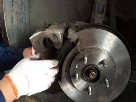 汽车之家■驾驶新手必看！这几个情况感觉换刹车片，不然就危险了！