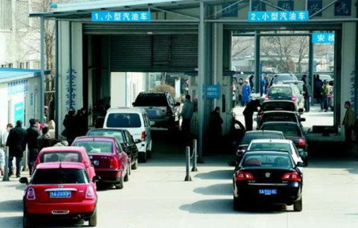 「汽车玩家秀」暴力年检何时消？女车主首次去年检，检测员一脚油门让她心碎一地