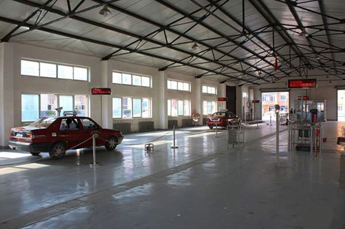 「汽车玩家秀」暴力年检何时消？女车主首次去年检，检测员一脚油门让她心碎一地