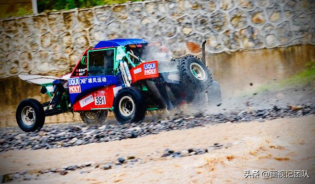 【画视记团队】力魔雄风车队两驱赛车遭遇深水袭击，两兄弟车组携手场面感人