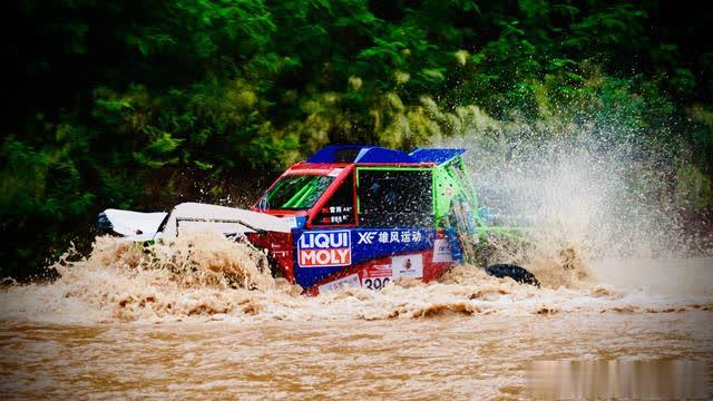 【画视记团队】力魔雄风车队两驱赛车遭遇深水袭击，两兄弟车组携手场面感人