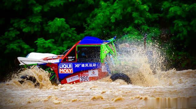 【画视记团队】力魔雄风车队两驱赛车遭遇深水袭击，两兄弟车组携手场面感人