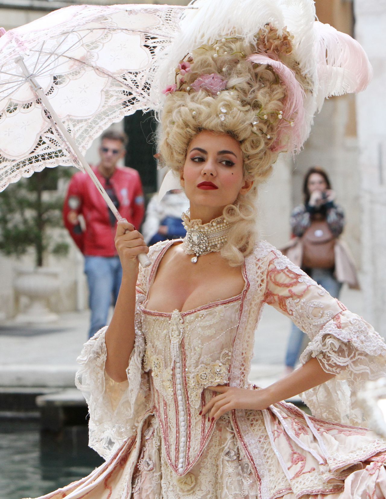 Victoria Justice穿着威尼斯嘉年华服装美丽端庄，打扮华丽上街