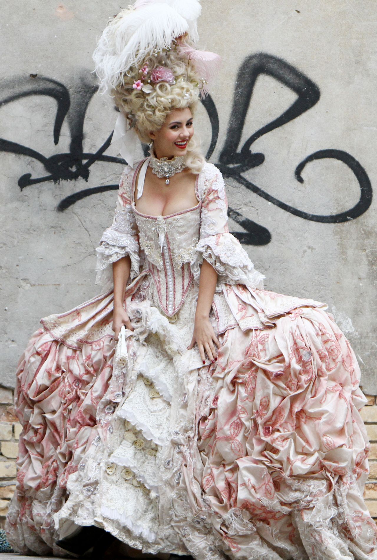 Victoria Justice穿着威尼斯嘉年华服装美丽端庄，打扮华丽上街