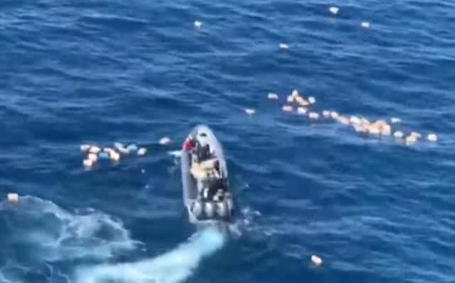 西班牙警察驾船追击毒贩，落水后被毒贩救起、毒贩随后被捕