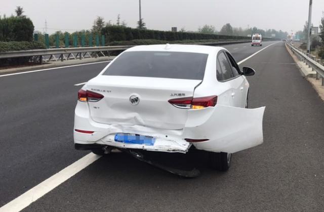 「公众车讯」本田雅阁追尾别克英朗，挪车后，别克车主：雅阁受损严重多了