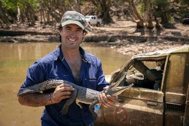 澳洲男子养7条蟒蛇和鳄鱼当宠物，任屋内游荡经常与其同睡