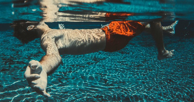 津榜谈情感■女生坚强到心酸的说说，句句写到心坎上，哪一句刺痛了你的心