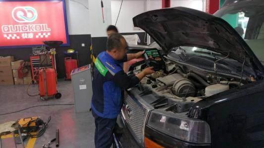 「文艺汽车达人」换机油时多4个心眼，汽修师傅会说你懂车，又能少花冤枉钱