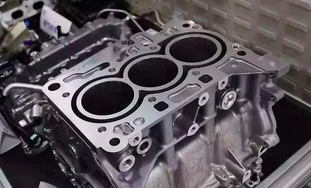 「乘车御剑」从8缸到“可变缸技术”3缸，福特顶尖动力技术的变与不变