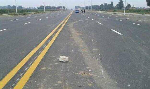 【车式样】开车上高速，遇到大石头怎么办？是躲还是撞，车主很纠结