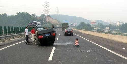 【车式样】开车上高速，遇到大石头怎么办？是躲还是撞，车主很纠结