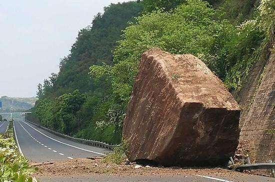 【车式样】开车上高速，遇到大石头怎么办？是躲还是撞，车主很纠结
