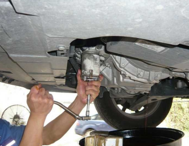 汽车超级粉丝@老司机教你正确的换机油，废油全部打包，面子不如钱好使！