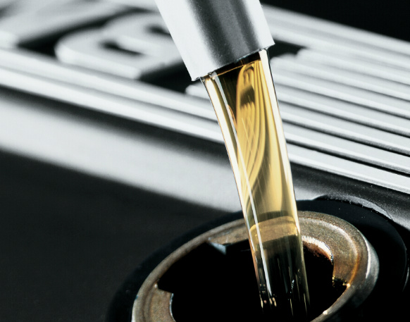 汽车超级粉丝@老司机教你正确的换机油，废油全部打包，面子不如钱好使！