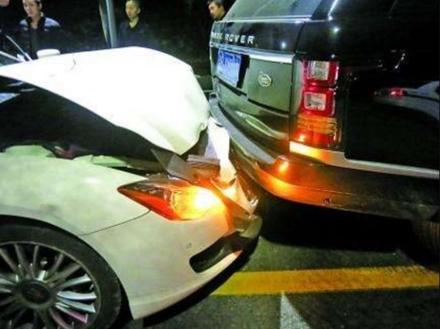 「车车迷」国内的豪车数量变得越来越多，追尾了豪车的最坏打算是什么？