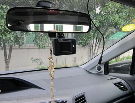 小霸王谈车@不管开宾利还是宝骏，记住这4条，开车安全又放心