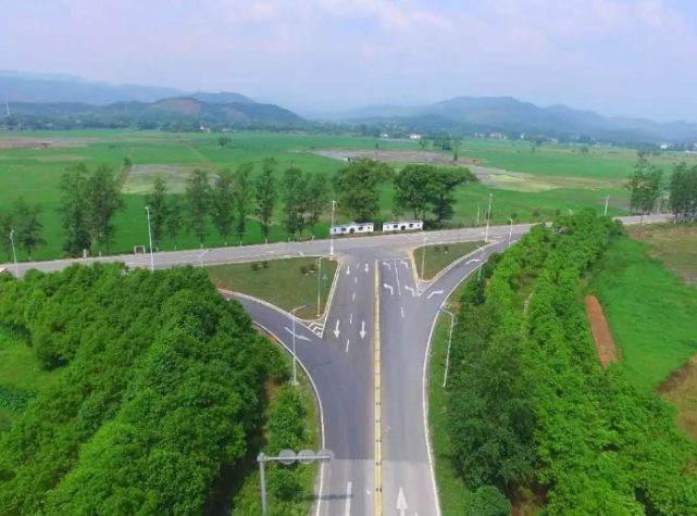 小霸王谈车@不管开宾利还是宝骏，记住这4条，开车安全又放心
