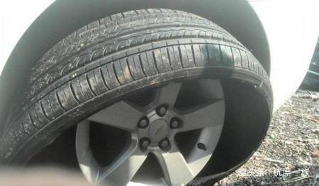 杭漂一族@高速上爆胎，能直接找交警吗？很多车主不懂，白花不少冤枉钱！