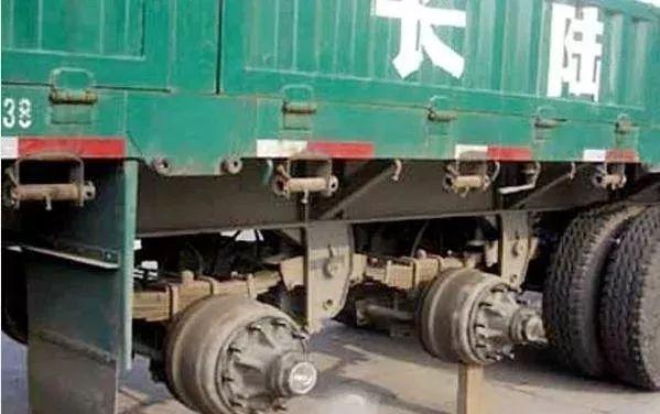 「轮胎查查」这些偷轮胎的贼太可恨，大货车夜晚停路边轮胎全被盗