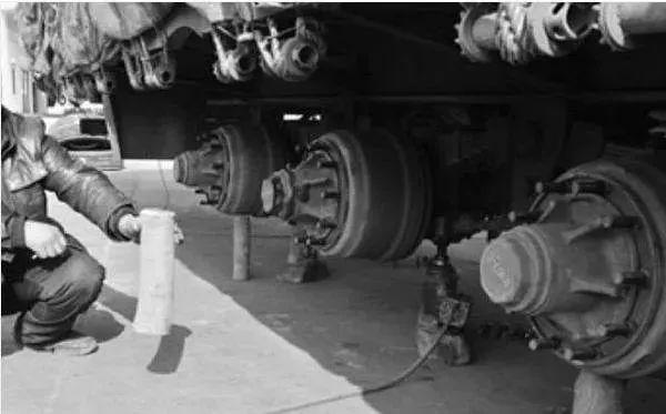 「轮胎查查」这些偷轮胎的贼太可恨，大货车夜晚停路边轮胎全被盗