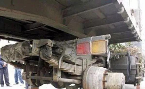 「轮胎查查」这些偷轮胎的贼太可恨，大货车夜晚停路边轮胎全被盗