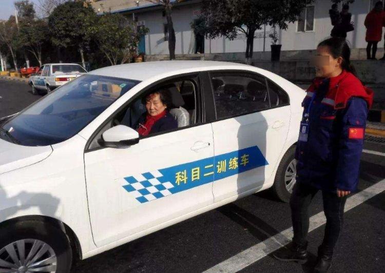 「下车让一下」为啥考驾照的人都没车且没购车打算？交警：真别嘲笑，这是聪明人