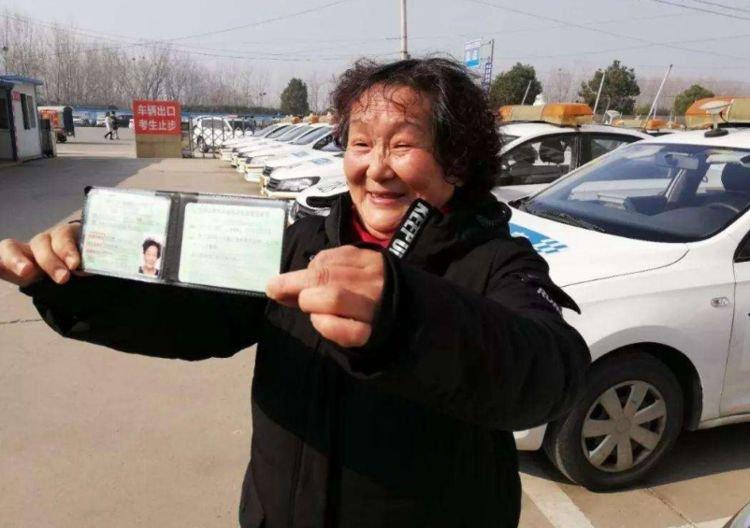 「下车让一下」为啥考驾照的人都没车且没购车打算？交警：真别嘲笑，这是聪明人