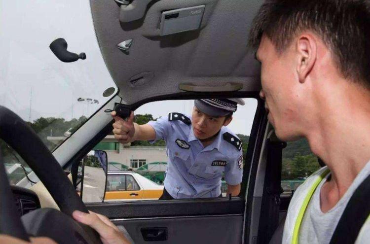 「下车让一下」为啥考驾照的人都没车且没购车打算？交警：真别嘲笑，这是聪明人