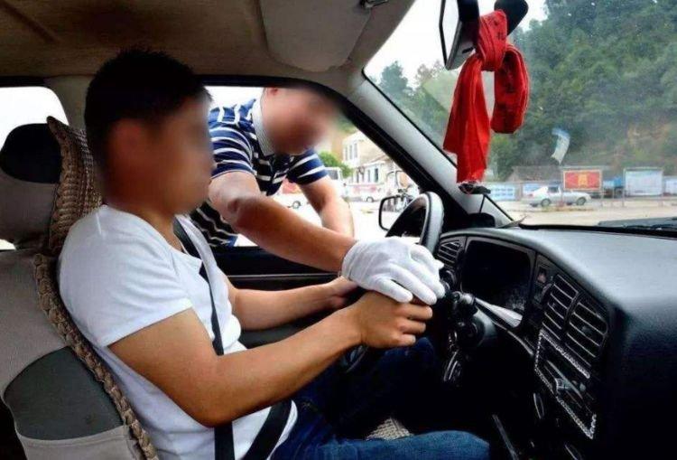 「下车让一下」为啥考驾照的人都没车且没购车打算？交警：真别嘲笑，这是聪明人