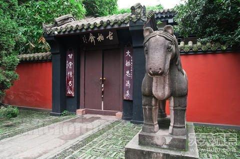 蜀国刘备死后，诸葛亮在墓中安置了神秘机关，几千年未被人打开
