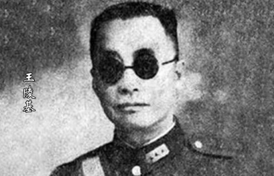 国军上将，曾抽蒋介石2个嘴巴子，杜聿明叫他老师，死后葬八宝山